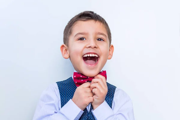 Щасливий хлопчик сміється на білому тлі — стокове фото