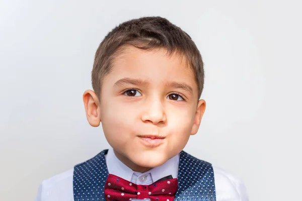 Retrato de un pequeño niño elegante —  Fotos de Stock