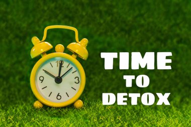çim üzerinde çalar saat. Detoks için yazıt zamanı