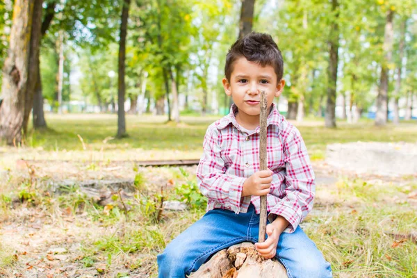 로그에 앉아 공원에서 소년 — 스톡 사진