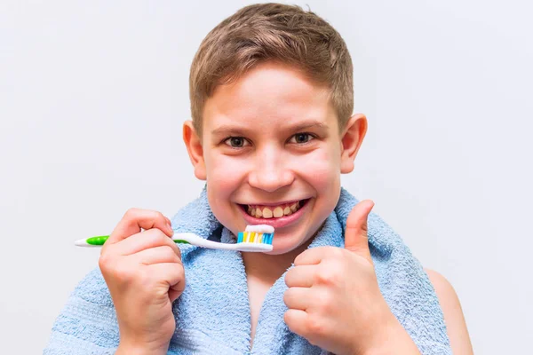 Alegre adolescente chico cepillos su dientes —  Fotos de Stock
