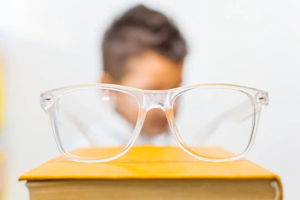 Szemüveg és fiú. Az oktatás fogalma — Stock Fotó