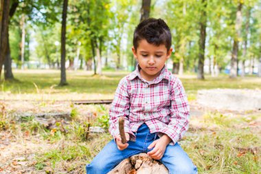 Park bir günlük oturan çocuk