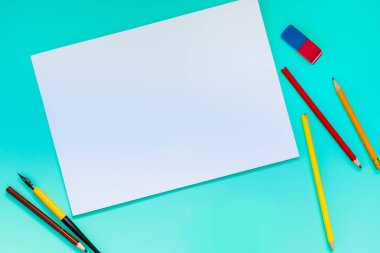 masaüstünde skeçler ve çizimler için albüm