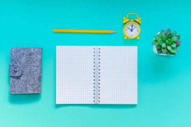 Dizüstü bilgisayarlı masaüstü, çalar saat, kalem. Mock up için boş