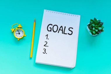 Masası. hedef hakkında notlar içeren bir not defteri