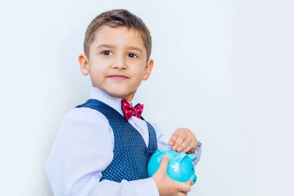 Zamyšlený kluk s Prasátko v jeho rukou na bílém pozadí — Stock fotografie
