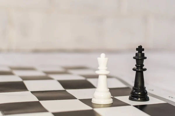 Dos piezas de ajedrez en el tablero —  Fotos de Stock