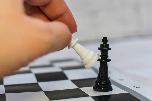 Zwei Schachfiguren auf dem Brett — Stockfoto
