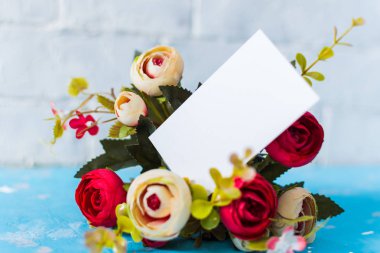 çiçek buketi bir arka plan üzerinde boş kart