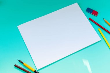 masaüstünde skeçler ve çizimler için albüm