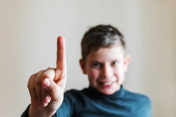 Adolescente chico muestra gesto por dedo — Foto de Stock