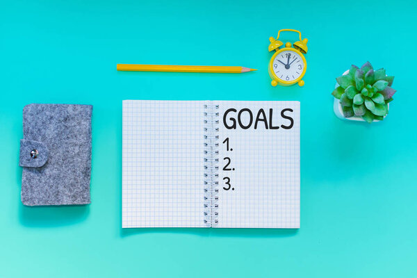 Стол. ноутбук с заметками о цели
