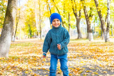 sonbaharda bir yürüyüşte etrafında oyalama çocuk