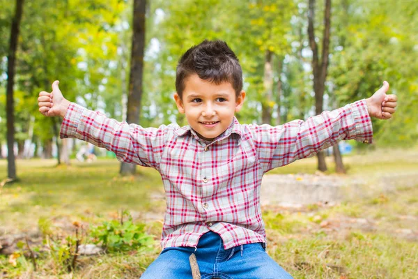 Chico en el bosque para un paseo —  Fotos de Stock