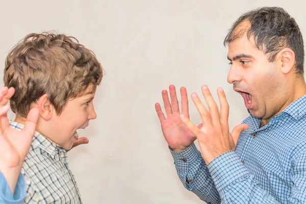 Malentendido en la familia. problemas adolescentes. padre e hijo gritan —  Fotos de Stock