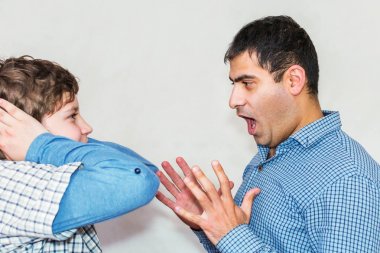 ailede yanlış anlama. ergenlik sorunları. baba ve oğlu yellin