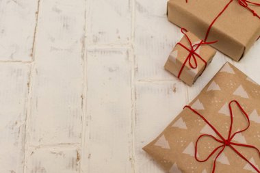 kopya alanı ile beyaz arka plan üzerinde hediye zanaat ambalaj