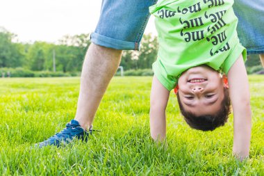 Baba ve oğul Parkta iyi vakit ler.