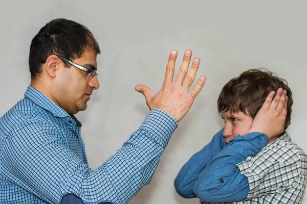 Отец поднял руку на своего сына. проблемы в воспитании — стоковое фото