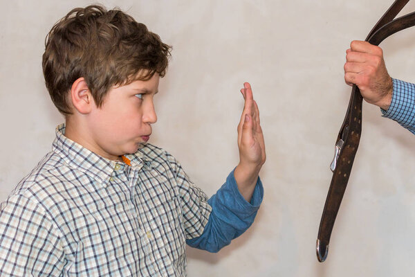 Папа угрожает ребенку ремнем.
