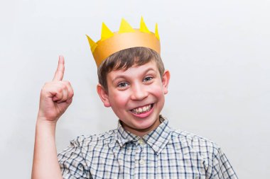 taç genç çocuk jest gösterir