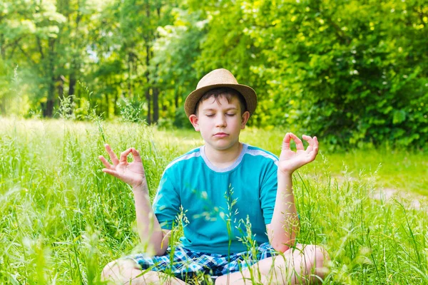 Adolescente chico meditando al aire libre en verano — Foto de Stock
