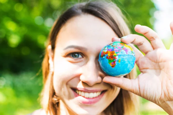 Mujer joven sosteniendo globo pequeño — Foto de Stock