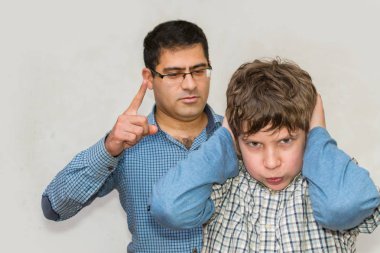 Baba çocuğu azarlar. eğitimde sorunlar
