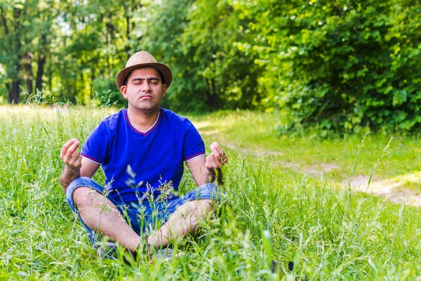 El hombre medita en la naturaleza en verano — Foto de Stock