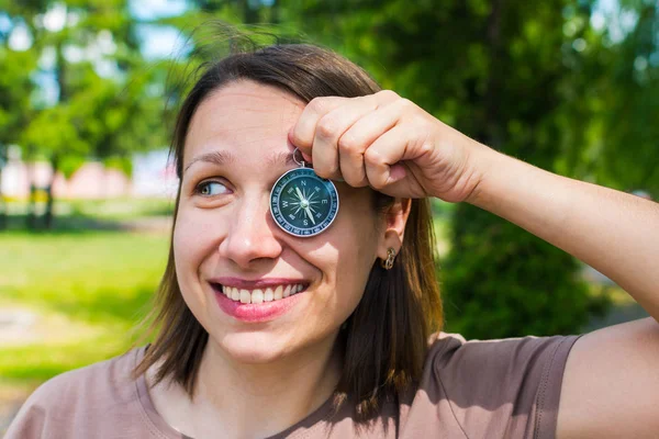 Lächelnde attraktive Frau mit Kompass — Stockfoto