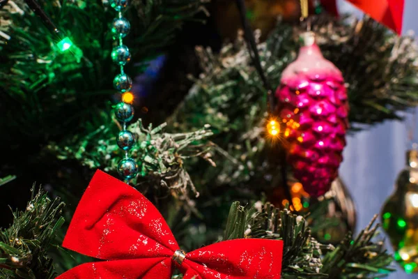 Noel süslemeleri Noel ağacı yakın çekim üzerinde