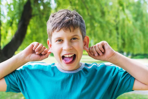 Un adolescente haciendo el tonto. Muestra lengua —  Fotos de Stock