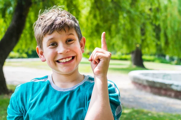 Cheerful teenager boy outdoors in the summer — Stock Photo, Image