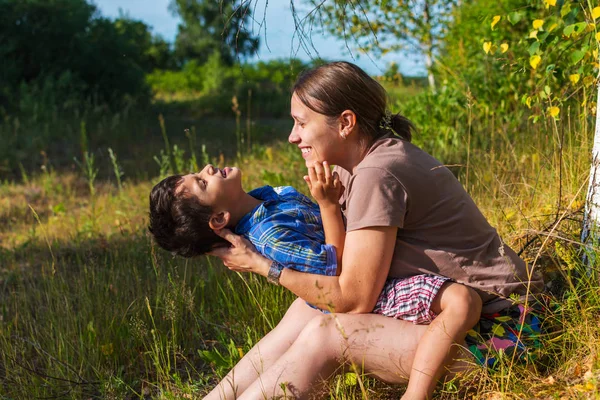 Mamá e hijo se divierten al aire libre en verano — Foto de Stock