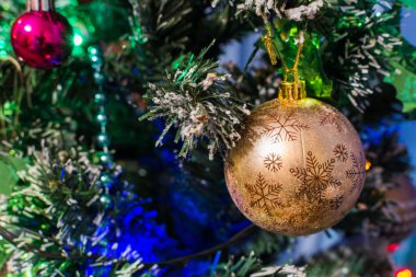 Noel süslemeleri Noel ağacı yakın çekim üzerinde