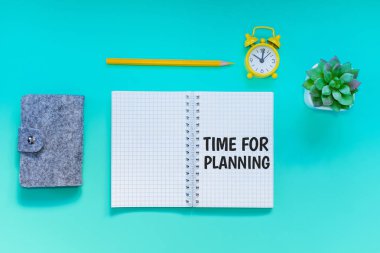 Ofis masası. Defterdeki yazıt - planlama zamanı