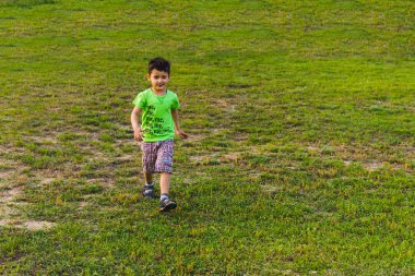 çocuk yaz aylarında açık havada yürüyüş 5 yıl