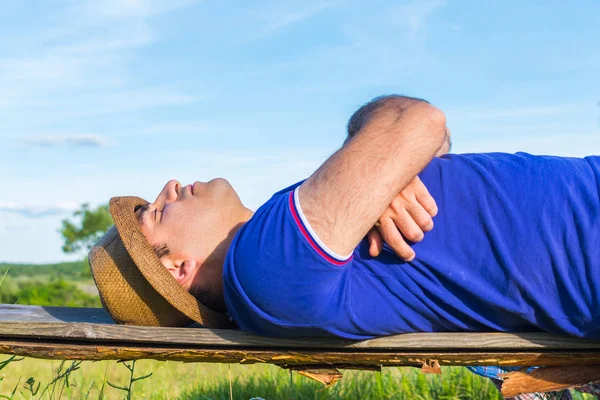 Man sover på en bänk utomhus — Stockfoto
