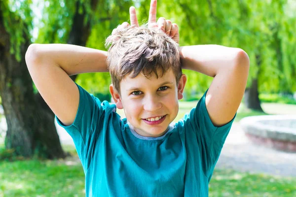 Веселый мальчик-подросток летом на открытом воздухе — стоковое фото