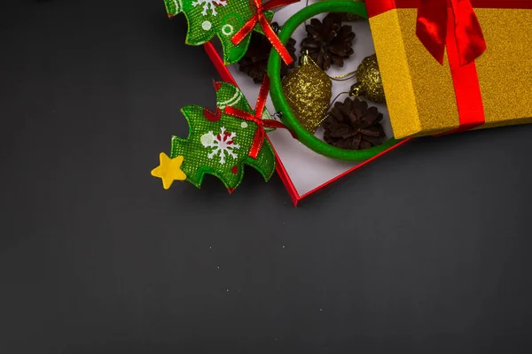 Joululoma tarvikkeita mustalla taustalla kopio sp — kuvapankkivalokuva