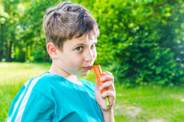 bir ormanda bir havuç ile genç çocuk