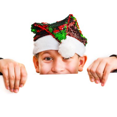 Santa şapka giymiş genç çocuk, boş christm tutan genç çocuk