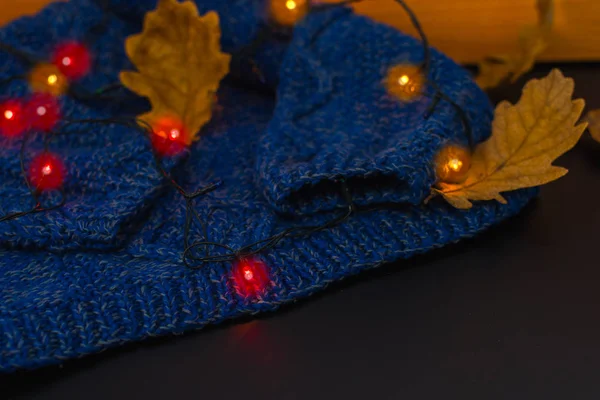 Suéter de punto y hojas de roble seco con guirnalda — Foto de Stock