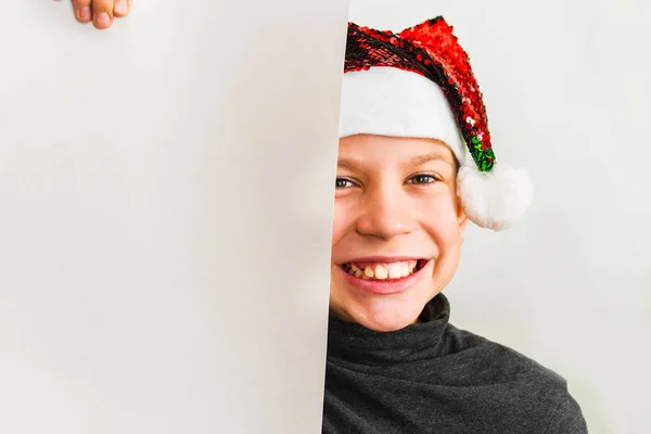 Niño adolescente con sombrero de Santa, Niño adolescente sosteniendo vacío Christm —  Fotos de Stock