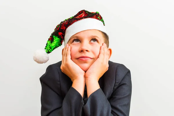 Estudiante chico sueño en un santa sombrero en blanco fondo —  Fotos de Stock