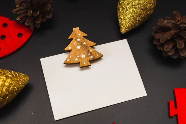 Valkoinen tyhjä kortti ympäröi joulukoristeet musta ba — kuvapankkivalokuva