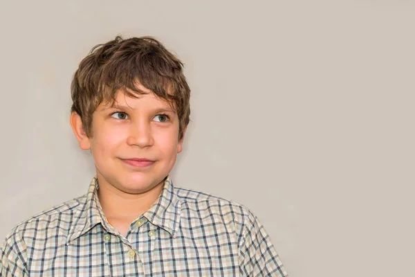 Портрет хлопчика-підлітка на сірому фоні — стокове фото