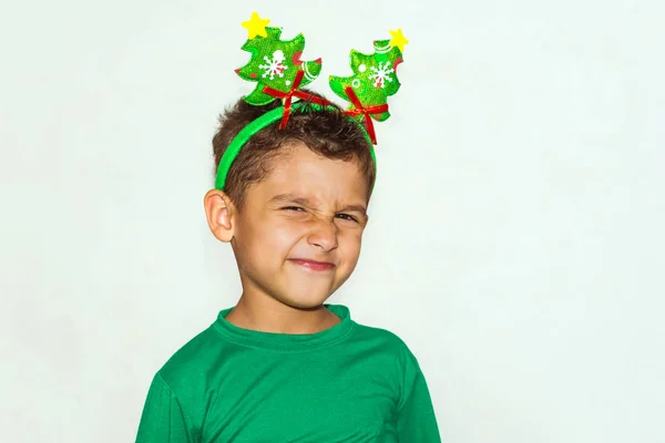Veselý chlapec s dekorací vánočního stromku na něm — Stock fotografie