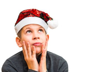 beyaz izole arka planda Santa şapka dalgın çocuk